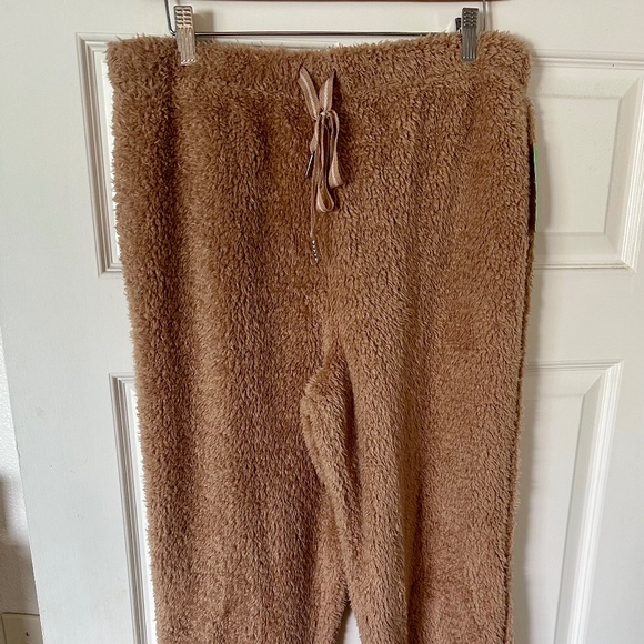 Honeydew Cozy Lounge set. - Picture 3 of 5